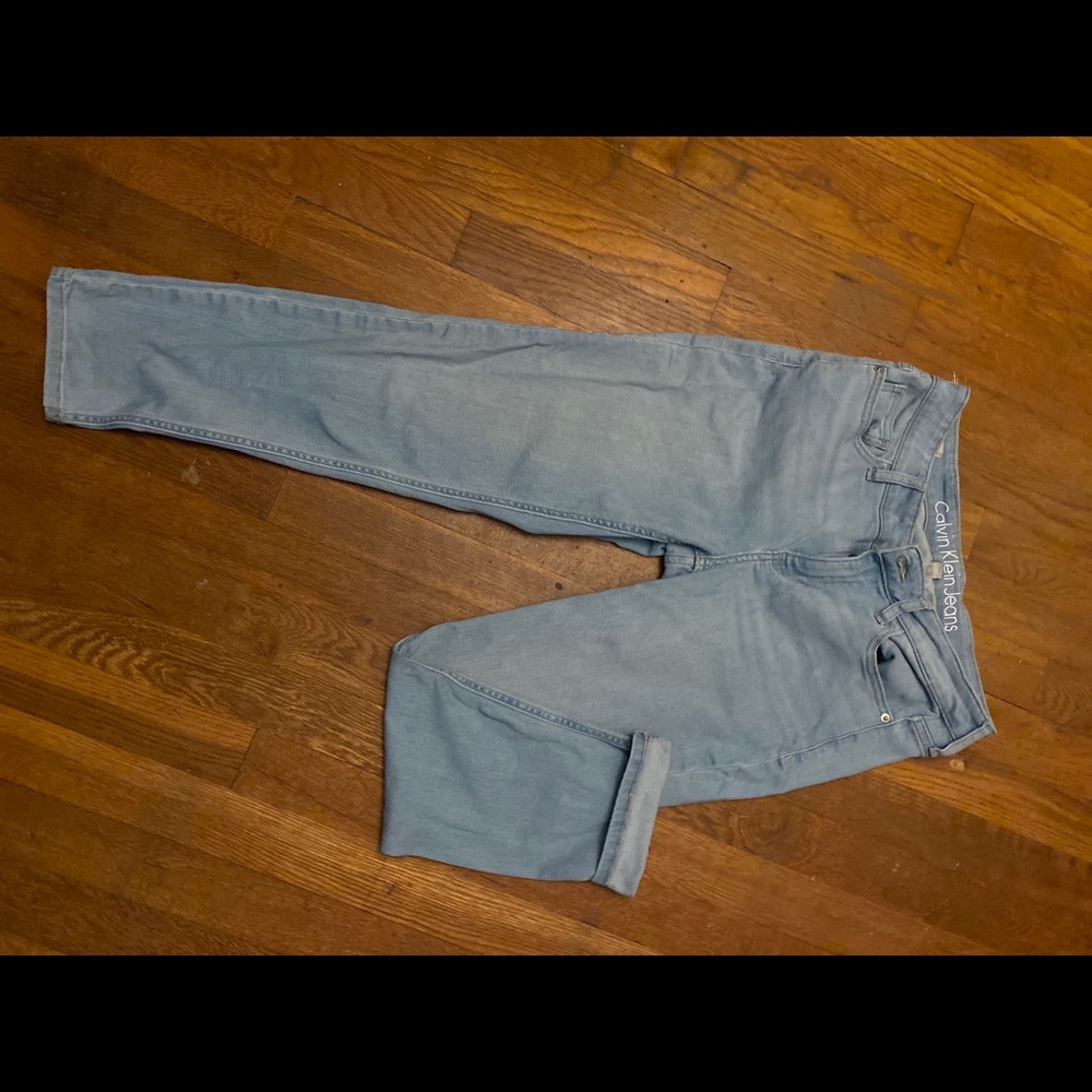 Light wash jean capri